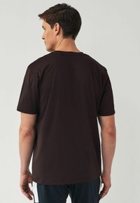 Next ACTIVE TEXTURED STANDARD - Jednoduché tričko - chocolate brown
