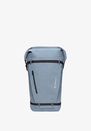 Zaino azzurro chiaro con chiusura a rotolo, tasca frontale con cerniera, cinghie nere e logo VAUDE sul pannello frontale.