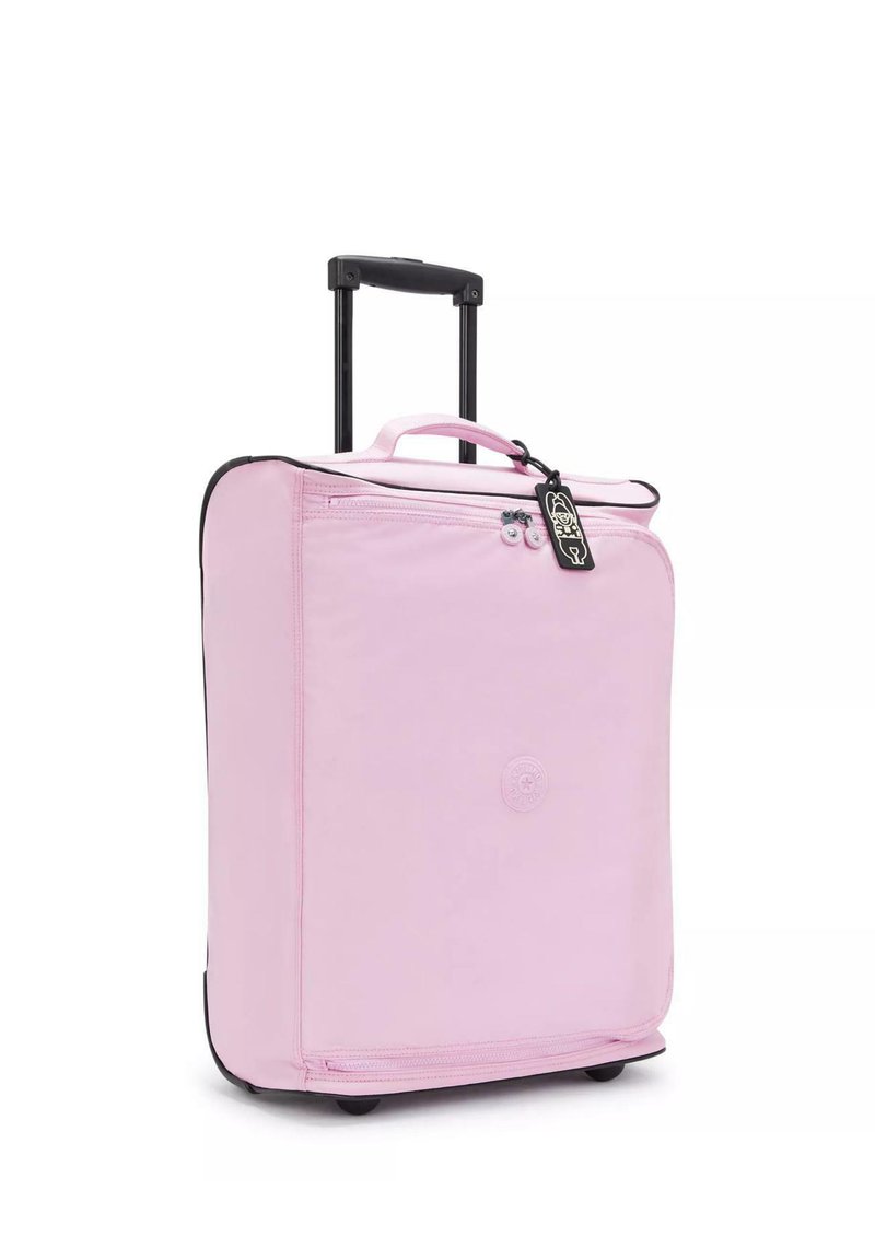 Maleta rosa de lados blandos con forma rectangular, detalles en negro, asa retráctil y ruedas dobles. Dispone de un bolsillo con cremallera en la parte frontal y un logotipo.
