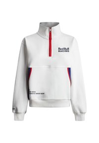 Biely svetrový sveter na zips s výstrihom, ktorý obsahuje logo Red Bull Racing, červené a modré akcenty a štruktúrovanú tkaninu. Na leme je detail "Od roku 2004".