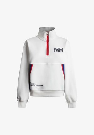 Sudadera blanca con cuello con cremallera que presenta el logo de Red Bull Racing, acentos en rojo y azul, y tejido texturizado. Incluye el detalle "Desde 2004" en el dobladillo.