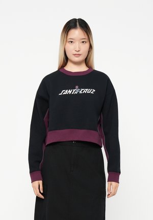 Felpa nera corta con accenti bordeaux, caratterizzata dal logo "SANTA CRUZ" in un carattere in grassetto. Il design presenta un colletto tondo e maniche lunghe.