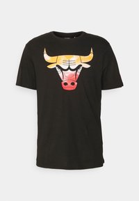 Černé bavlněné tričko s stylizovanou grafikou býka v oranžové a červené barvě, s černými obrysy a kulatým výstřihem. Krátké rukávy.