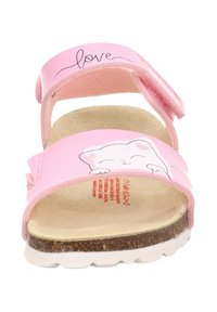 Rosa Sandalen mit Katzenmotiv, weicher Innensohle, verstellbarem Riemen und weißer Außensohle. Das Wort "love" ist auf dem Riemen aufgedruckt.
