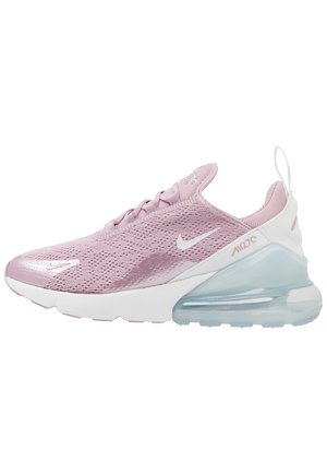 Lichtroze Nike Air Max 270 sneaker met witte accenten, mesh bovenwerk, vetersluiting en transparante gevoerde hielzool op een witte achtergrond.