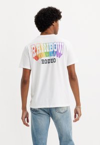 Levi's® COMMUNITY TEE UNISEX - Marškinėliai su spaudiniu - bright white