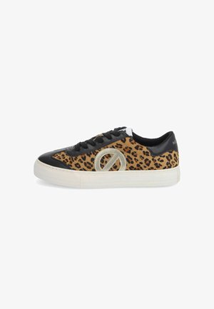 Sneaker mit Leopardenmuster und schwarzen Lederakzenten, abgerundeter Zehenpartie, weißer Gummisohle und großem silbernen Logo an der Seite. Mit schwarzen Schnürsenkeln.