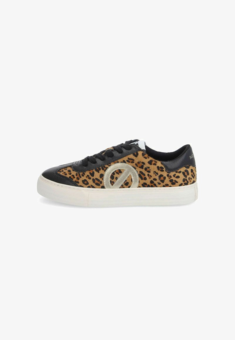 Sneaker mit Leopardenmuster und schwarzen Lederakzenten, abgerundeter Zehenpartie, weißer Gummisohle und großem silbernen Logo an der Seite. Mit schwarzen Schnürsenkeln.