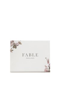 Scatola di cartone con un design floreale, con fiori rosa e foglie verdi. Il testo recita "FABLE ENGLAND" in un elegante font grigio.