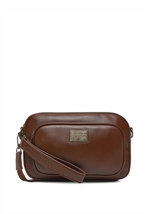 Hnědá kožená obdélníková kabelka přes rameno s předním zipovým kapsou a odnímatelným zápěstním páskem s raženým názvem značky.