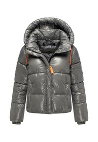 Chaqueta acolchada de material gris brillante con capucha, cierre de cremallera, acentos naranjas y diseño acolchado. Puños elásticos para un ajuste ajustable.