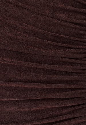 Bordeauxrode stof met een getextureerd oppervlak, voorzien van horizontale plooien die diepte en dimensie creëren, geschikt voor kleding of bekleding.