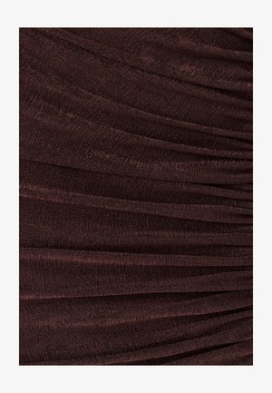 Bordeauxrode stof met een getextureerd oppervlak, voorzien van horizontale plooien die diepte en dimensie creëren, geschikt voor kleding of bekleding.