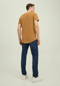 Jack & Jones JJENOA TEE CREW NECK - Pamata T-krekls - rubber
