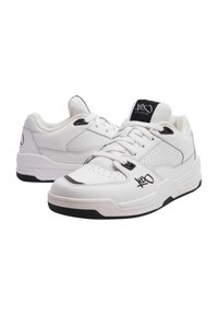 Scarpe sportive bianche con tomaia in pelle liscia, perforazioni per traspirabilità, dettagli neri sul logo e sulla suola, e lacci piatti.
