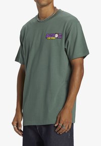 DC Shoes ITS TIME - T-shirts print - bpg dark forest