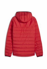 Rød polstret jakke med hætte, horisontal quiltning, og sort kant på manchetterne, vist fra ryggen mod en hvid baggrund.