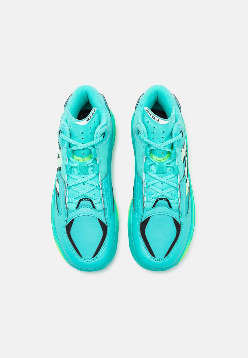 Ein Paar leuchtend türkisfarbene Sportschuhe mit Schnürsenkeln, schwarzen und gelben Akzenten, von oben auf einem weißen Hintergrund betrachtet.