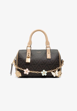 Donkerbruine designertas met beige handvatten, een gouden slot en een decoratieve gouden ketting met bloem- en vlindertoppers.