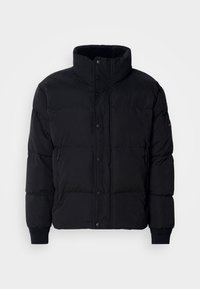 Geacă puf negre, cu guler înalt, închidere cu nasturi snap, buzunare laterale cu fermoar și manșete ribbate. Material moale, texturat, cu un design matlasat.