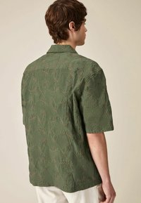 Next TEXTURED EMBROIDERED SHORT SLEEVE CUBAN COLLAR REGULAR FIT - Krekls - green