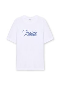 Camiseta blanca de manga corta con el texto azul "Inside" en cursiva y "ENJOY YOURSELF" en mayúsculas debajo, en el centro del frente.