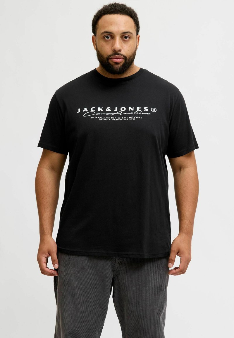 Czarna koszulka z krótkim rękawem z białym logo "JACK & JONES" na klatce piersiowej. Design z okrągłym dekoltem, wykonana z miękkiego materiału bawełnianego.