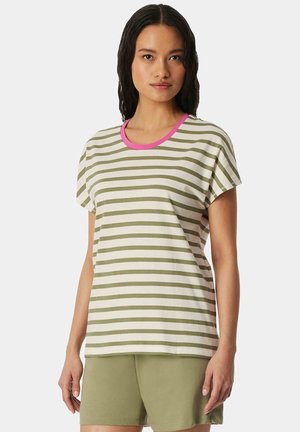 Gestreiftes Baumwoll-T-Shirt mit kurzen Ärmeln in Grün und Weiß, mit einem pinken Ausschnitt. Kombiniert mit passenden grünen Shorts.