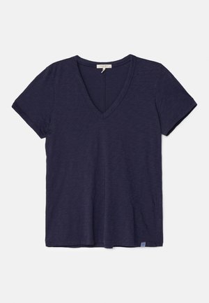 Sotapusero navy sinisen sävyssä, lyhyillä hihoilla ja V-pääntiellä, valmistettu pehmeästä, teksturoidusta kankaasta. Rentoa istuvuutta ja pieni brändilogo vasemmassa alareunassa.
