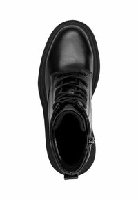 Bottines en cuir noir avec lacets et fermeture éclair sur le côté. Bout rond, col rembourré et texture contrastante sur les côtés. Semelle en caoutchouc.