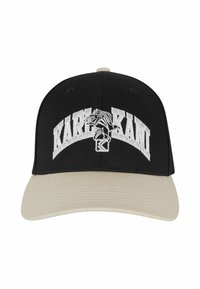 Juodas baidares kepurė su smėlio spalvos kraštu. Priekyje yra balta siuvinėta užrašas "KARL KANI" ir logotipo dizainas. Pagaminta iš medvilnės, turi struktūrinę formą.