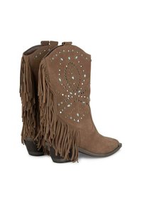 Stivali da cowboy in suede marrone con frange, dettagli borchiati e punta affusolata. Presentano motivi decorativi in pietra sul gambale e tacco impilato.
