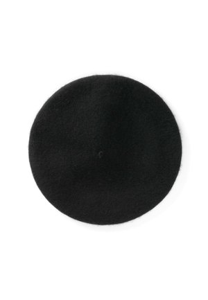Zwarte wollen baret met een kleine centrale stengel op een witte achtergrond.