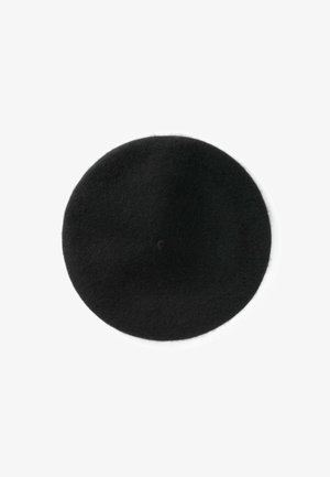 Béret en laine noire avec une petite tige centrale sur fond blanc.