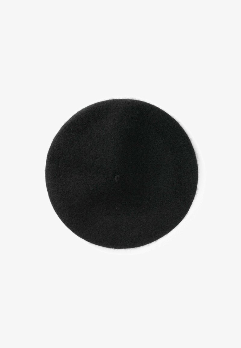 Černá vlněná bareta s malým středovým stonkem na bílém pozadí.