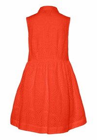 Hihaton punainen mekko, jossa on kauluskantti. Mekossa on tekstuuripinta, jossa on kohokuvioitu kuvio ja levenevä hame.