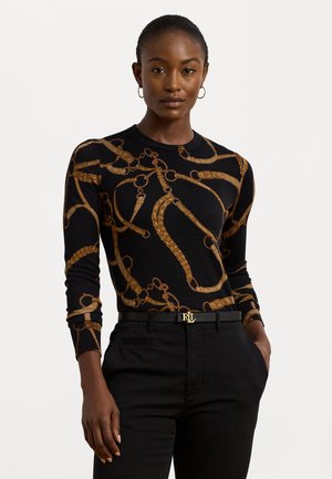 Maglione nero con motivo a catena dorata, maniche lunghe, scollatura rotonda; indossato con pantaloni neri e una cintura con fibbia logo dorata.