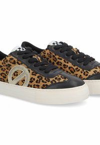 Luipaardprint sneakers met zwarte leren accenten, voorzien van een romige witte rubberen zool en gouden logo detail. Ontwerp met schaakbord op de tong.