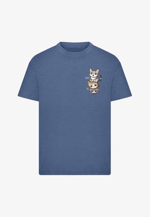 T-shirt en coton bleu avec un imprimé sur le devant représentant trois chats de dessin animé empilés, avec des bulles de dialogue disant "Salut !" et "H !".
