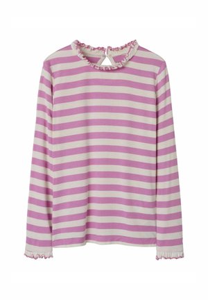 Langarmtop met roze en crèmekleurige horizontale strepen, voorzien van een gerimpelde halslijn en mouwranden, en een keyhole sluiting aan de achterkant.