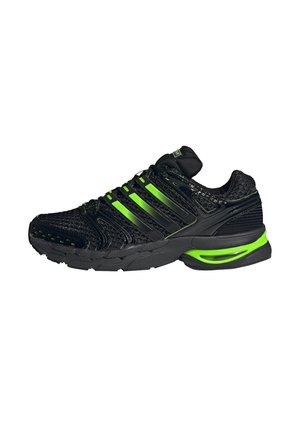 Zapatilla de correr negra con detalles en verde neón, parte superior de malla, suela acolchada y varias rayas laterales de soporte, vista desde el lateral exterior.