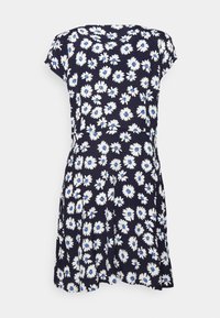 Vestido azul-marinho com mangas curtas, apresentando um padrão floral em branco e azul. Saia rodada com corpete ajustado e decote redondo. Tecido leve.