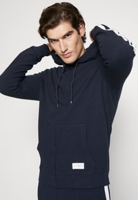 Tommy Hilfiger HOODIE ESTABLISHED - Pyjamashirt - desert sky