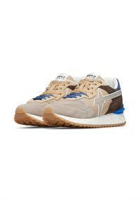 Sneakers in suede beige e marrone con lacci blu, dettagli bianchi e suola in gomma testurizzata. Presentano un logo a stella prominente sul lato.