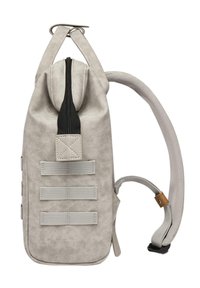 Grau-faux-Leder Tasche mit strukturierter Oberfläche, ausgestattet mit einem schwarzen Reißverschluss, drei horizontalen Gewebegurten und einem verstellbaren Schulterriemen.