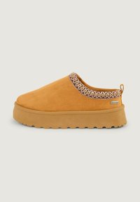 TOM TAILOR LICENCE - Chaussons - cognac
