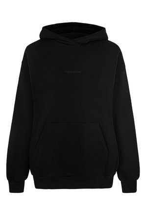 Schwarzer Kapuzenpullover aus Baumwolle. Verfügt über eine vordere Kängurutasche, gerippte Bündchen und ein dezentes Logo auf der Brust. Glatte Textur.