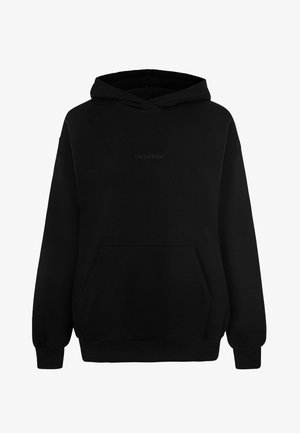 Schwarzer Kapuzenpullover aus Baumwolle. Verfügt über eine vordere Kängurutasche, gerippte Bündchen und ein dezentes Logo auf der Brust. Glatte Textur.