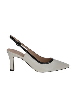 Chaussure à bout pointu et à bride arrière en cuir blanc cassé avec un accent en patin noir autour de l'ouverture et un talon fin noir.