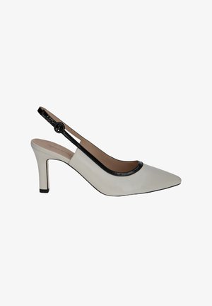 Chaussure à bout pointu et à bride arrière en cuir blanc cassé avec un accent en patin noir autour de l'ouverture et un talon fin noir.